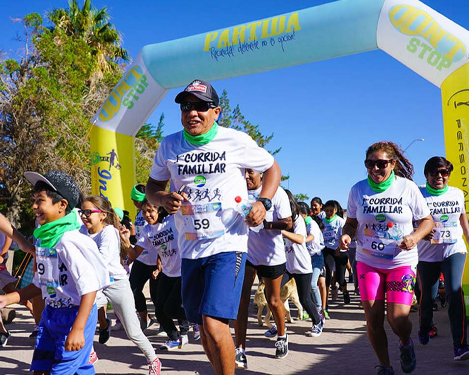 Participantes corren la Corrida Familiar en Toconao, a 2.400 metros sobre el nivel del mar