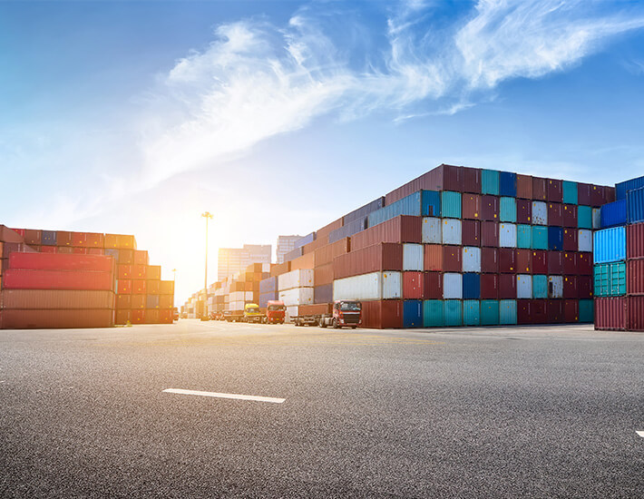 Contenedores en puerto que representan gestión aduanera y comercio exterior