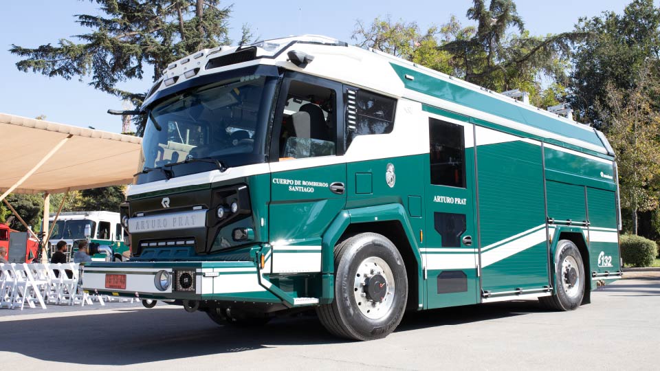 Carro bomba 100% eléctrico de SQM Litio presentado en Expomin 2025 en alianza con Bomberos de Santiago y Copec